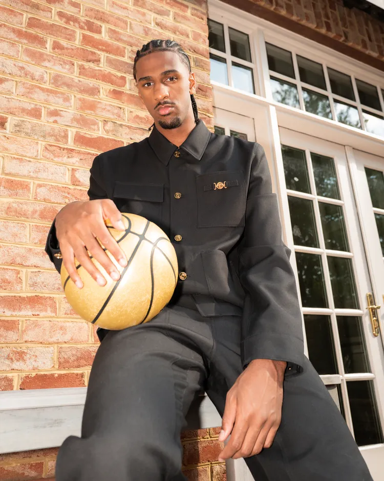 Alexandre Sarr成為VERSACE最年輕品牌大使。品牌提供