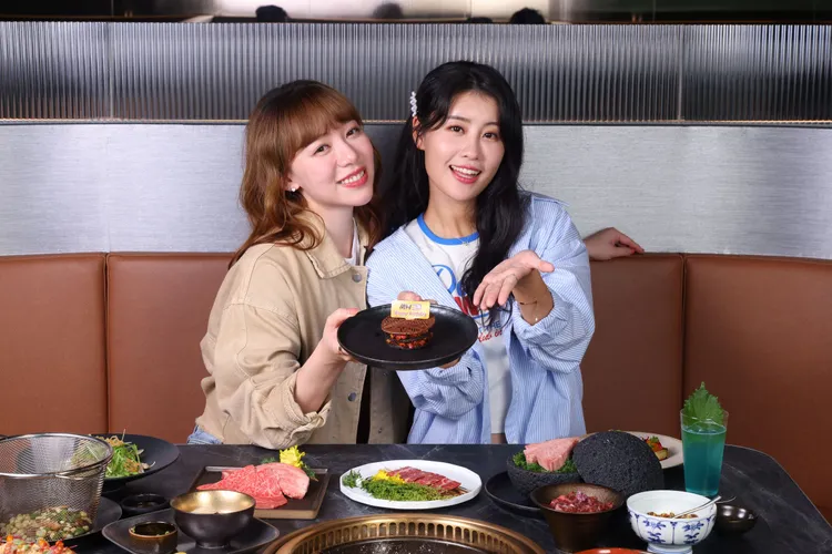 2005年出生的顧客至四大品牌用餐即可獲贈特製「肉盤生日蛋糕」。業者提供