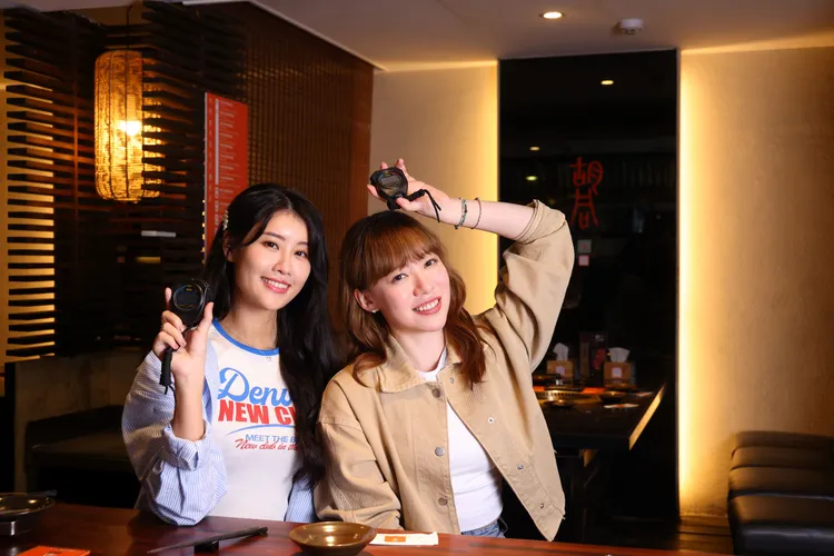 胡同美食特派員王宣與林真亦，至胡同燒肉1店，挑戰20秒成功免單活動。業者提供