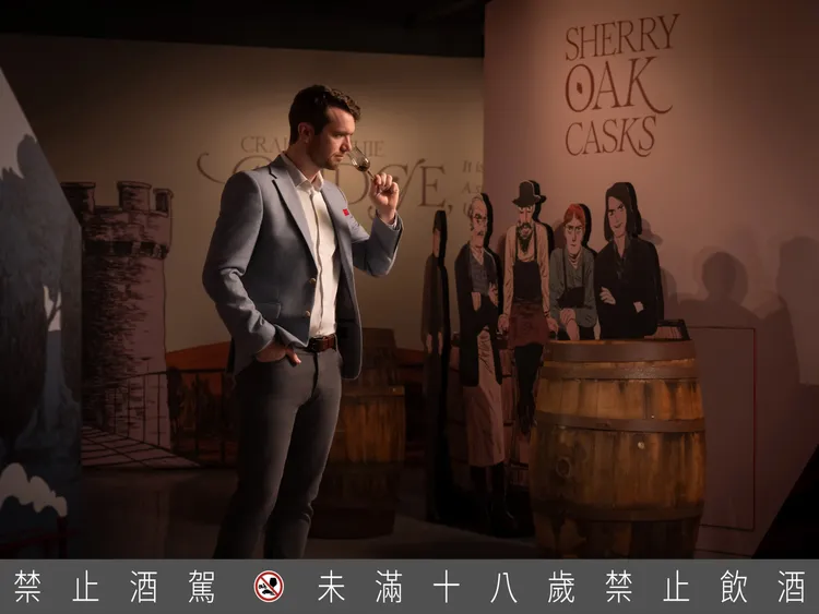 麥卡倫首席釀酒師Euan Kennedy親自來台為展覽揭開序幕，引領酩家穿越時光探索「雪莉王者 麥卡倫」。業者提供