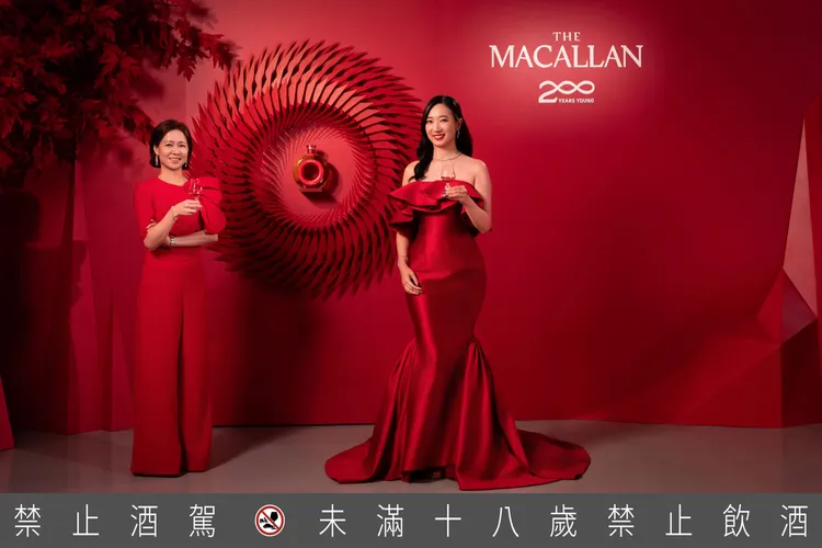 《麥卡倫 以初心 創未來200週年特展》帶領參觀者踏上一場穿越時空的感官旅程。臺灣愛丁頓董事總經理黃皓茵(右)、臺灣愛丁頓行銷總監劉姿瓘(左)。業者提供