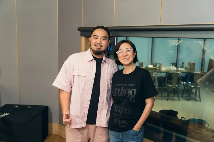 Matzka（左）和音樂總監黃韻玲合作新歌。小公視提供