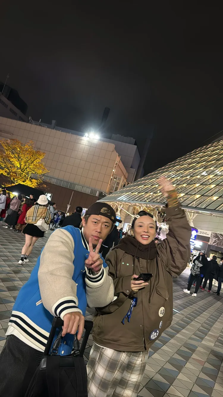 健志（左）和懷孕6個月的Mia熱血衝東京巨蛋。翻攝春風IG