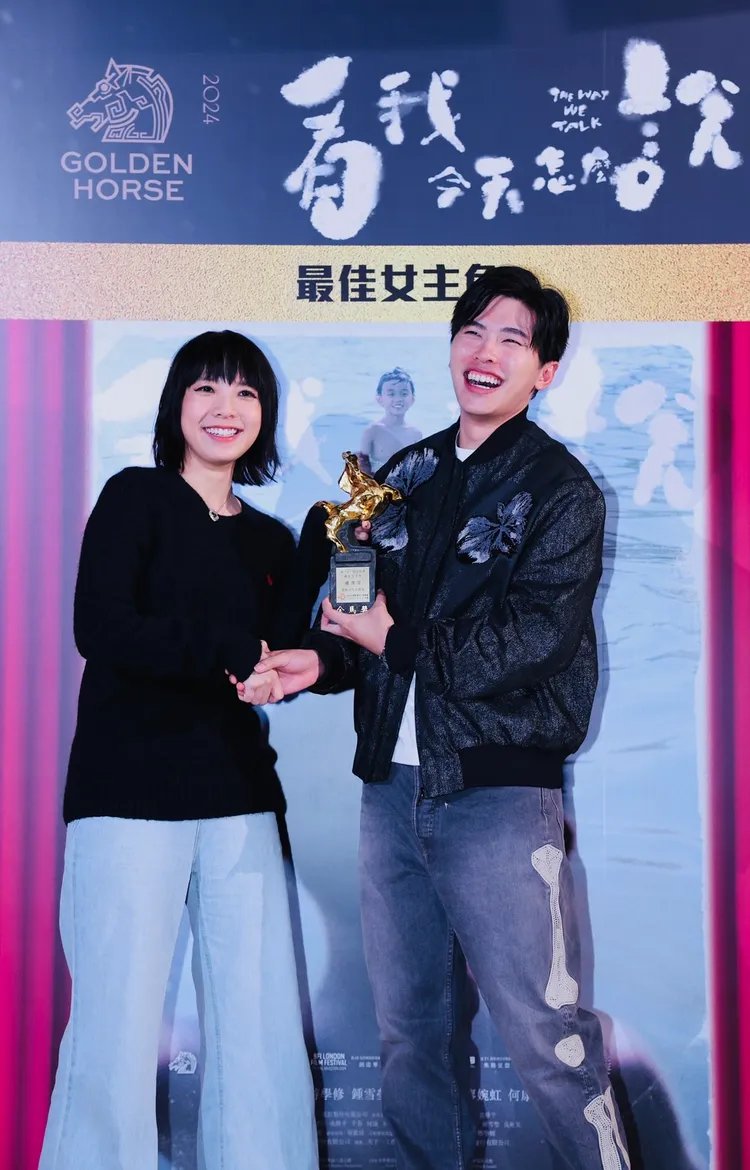 游學修（右）和影帝擦身。