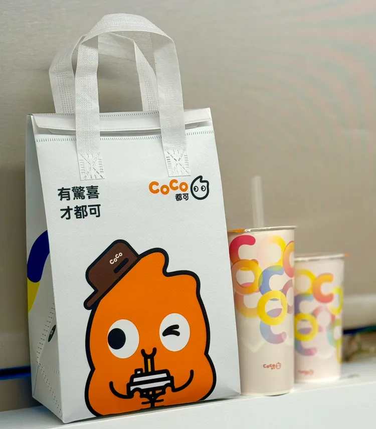期間於2大外送購買飲品，原為加1元購買塑膠提袋，就可升級成品牌保溫袋。CoCo提供