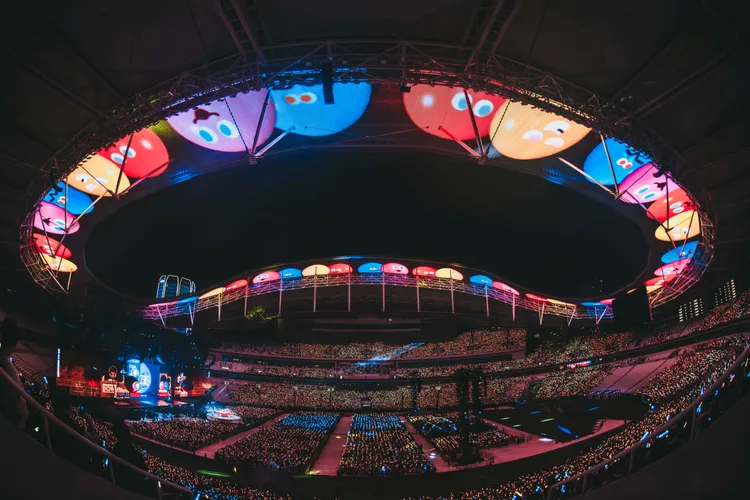 五月天在上海體育場打造天幕視訊，視覺超震撼。圖／相信音樂提供