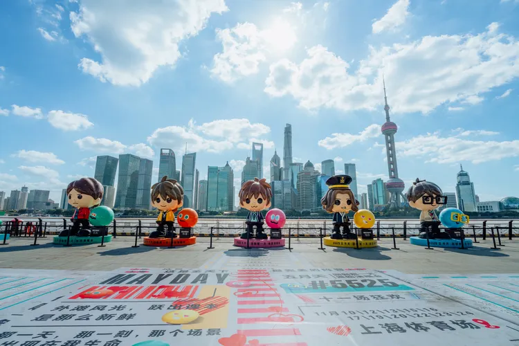 上海外灘可見五月天Q版公仔，成最新打卡熱點。圖／相信音樂提供