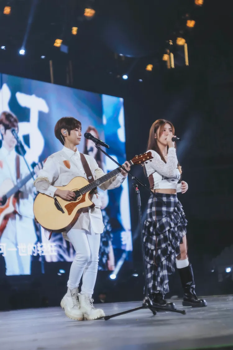 魏嘉瑩（左）與小V昨擔任開場嘉賓。圖／相信音樂提供