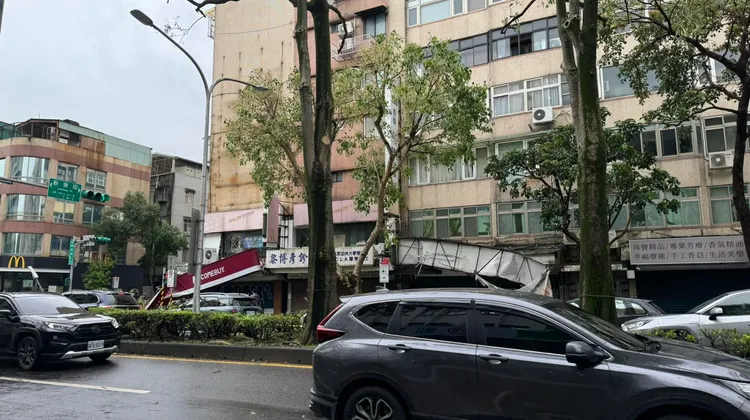 路邊店家招牌被強風吹壞。翻攝曾寶儀臉書