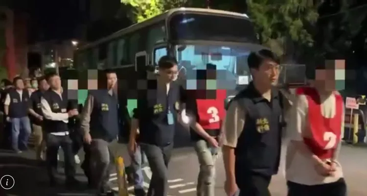 愛情詐騙集團成員化身「清純小模」或「陽光型男」直播主形象，欺騙網友斗內。翻攝畫面