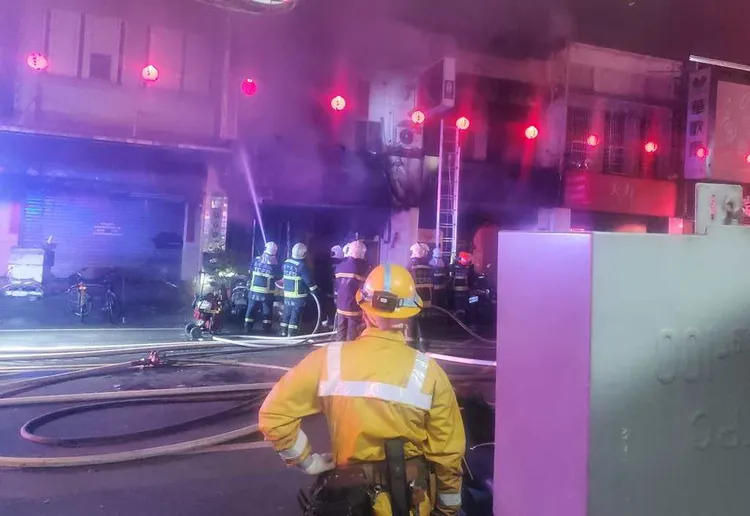 火勢延燒2樓，女房東嗆昏送醫救治。翻攝臉書我愛大甲2