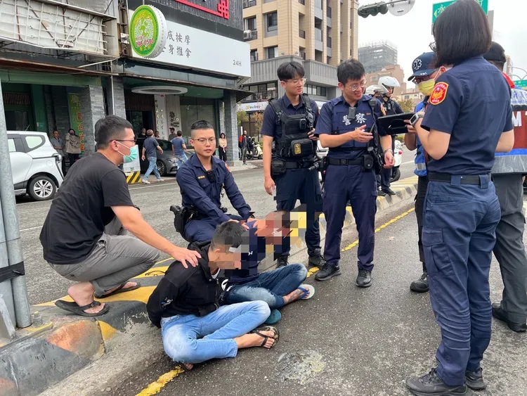 警方開了4槍後把2名詐團成員拽下。民眾提供