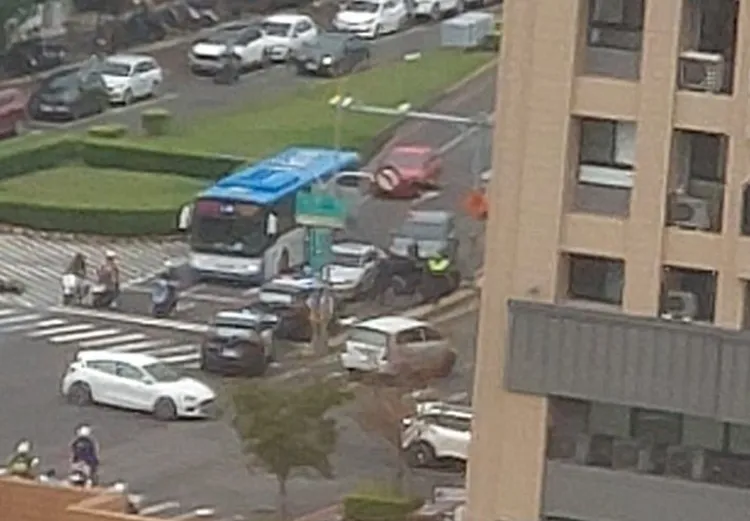 民眾從遠方樓上拍下警方圍捕畫面。民眾提供