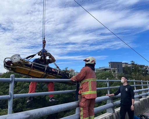 林口男東林橋墜10樓高山谷下　路人目擊嚇壞！警消吊掛送醫仍不治