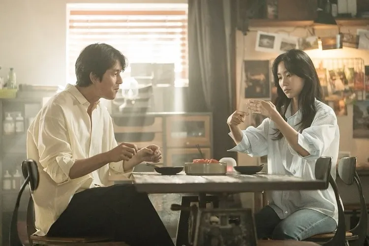 鄭雨盛（左）、申鉉彬公司指網友臆測的「情侶配件」是《跟我說愛我》劇組的團體服。翻攝申鉉彬IG