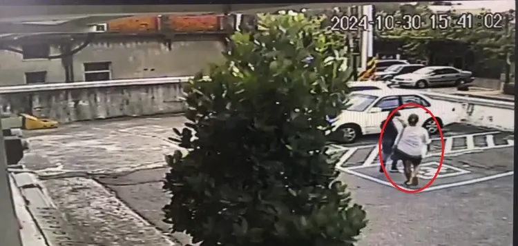 涉嫌施暴的外籍看護，在仲介陪同下到案說明。民眾提供