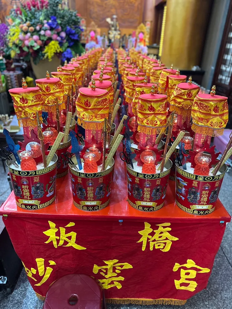 滿廟廳的禮斗象徵著每一個家戶，透過誦經禮懺法會，祈求闔家平安、延年益壽。廟方提供