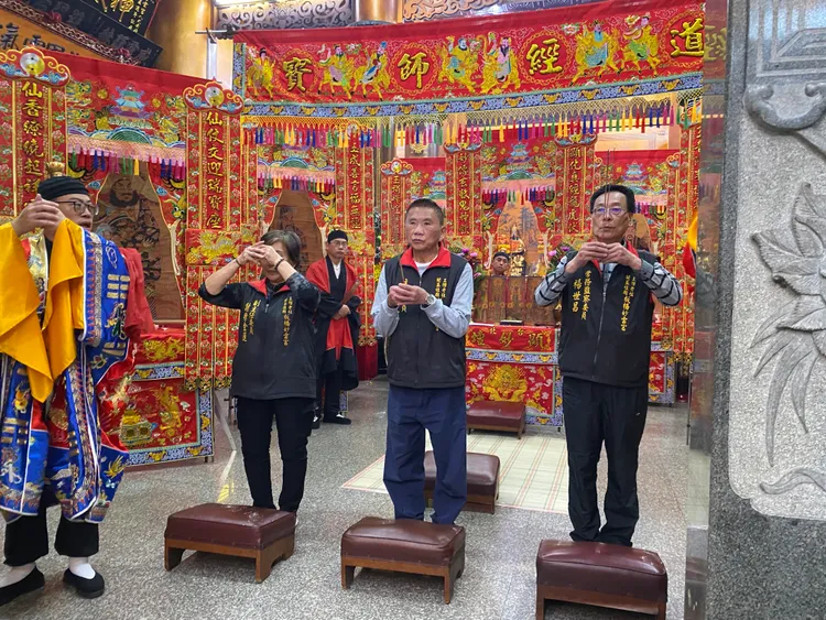 妙雲宮主委施萬浤率副主委謝徐金蓮(左)、常務監察委員楊世昌(右)祈天參拜，為3天法會啟鼓發表。廟方提供