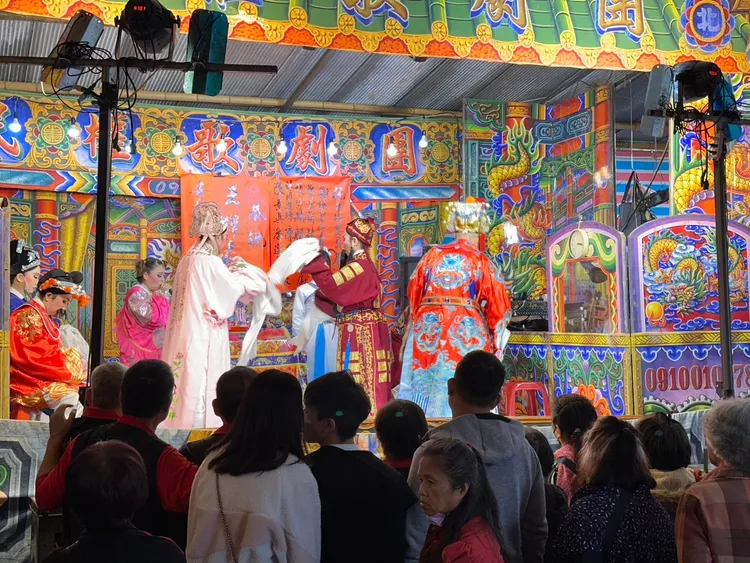 廟口請來民權歌劇團表演，還提供免費福食，熱鬧非凡。廟方提供