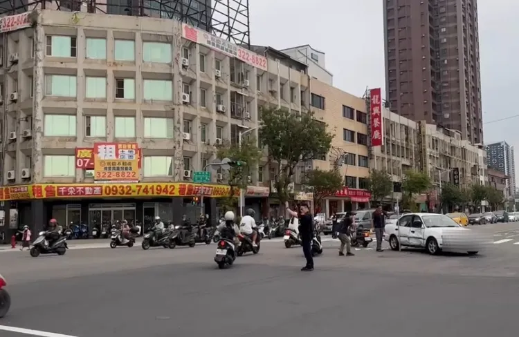 轄區警方到場處理事故。民眾提供