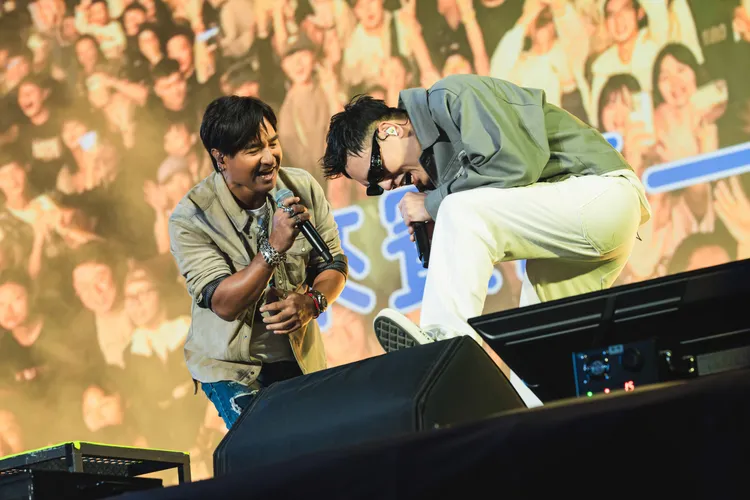 動力火車尤秋興（左）和玖壹壹春風帥氣尬唱。圖／KKLIVE、混血兒娛樂提供