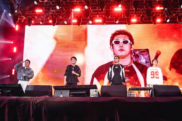 玖壹壹與王識賢（左2）合體飆嗓。圖／KKLIVE、混血兒娛樂提供