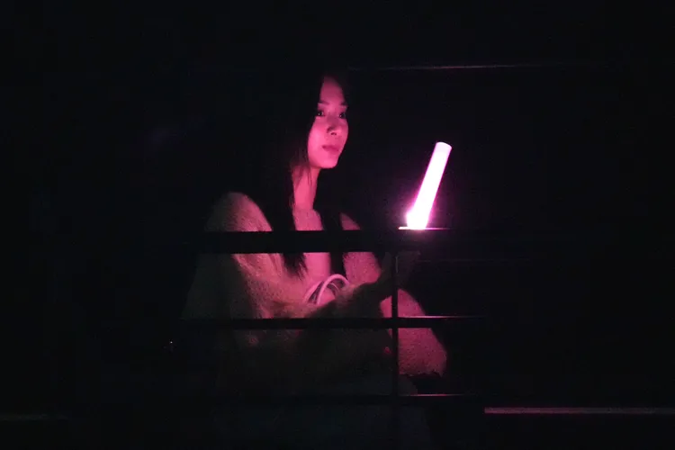 周子瑜拿個螢光棒揮舞，嘟起可愛小嘴。彭欣偉攝