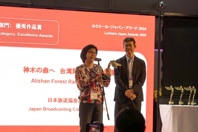 台日合作紀錄片《神木之森》獲AIS盧米埃爾8K部門優秀作品獎，製作人施悅文（左）、NHK柴崎壮共同上台領獎。公視提供