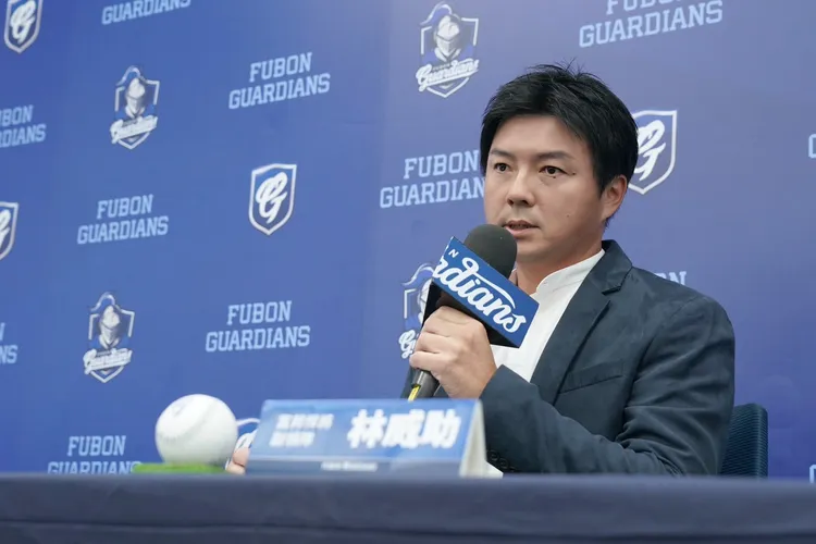 林威助加盟富邦悍將。   富邦提供