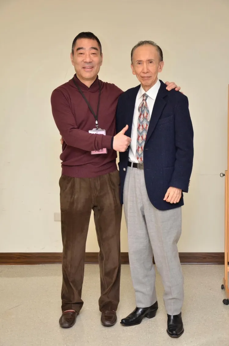 「台灣貓王」徐慶復（右）病逝，「台北演藝經紀文化交流協會」創會理事長王祥基感念他為台灣民歌演唱打下重要基礎。圖／台北演藝經紀文化交流協會提供