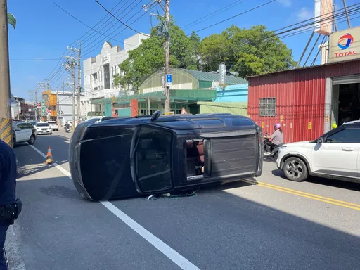 男子駕車過彎不慎釀禍！擦撞路邊車後側翻　1人受傷送醫