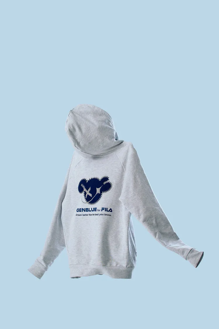 上衣可看到「GENBLUE」、「FILA」字樣以及幻藍小熊LOGO。品牌提供