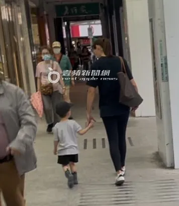 Akemi素顏牽小情人。特勤中心攝