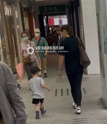 Akemi近年低調照顧兒子，日前母子倆一同逛街。特勤中心攝