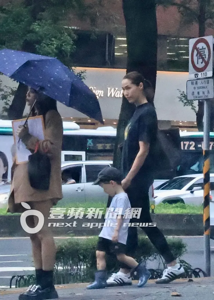 Akemi緊牽兒子出門放電。特勤中心攝