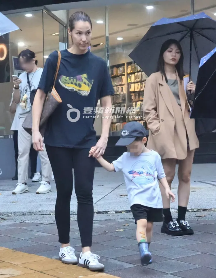 Akemi（左）身材依舊窈窕。特勤中心攝