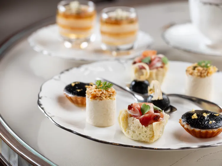 午茶的鹹點則由台北文華東方酒店行政主廚馮俊傑，延續赫蓮娜品牌系列中奢華優雅的經典符碼，巧妙創作多款鹹香迷人的小點。業者提供