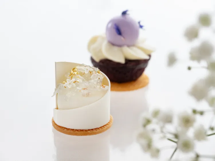 外型小巧精美的甜點，滋味豐富蘊含細膩層次，由內而外皆繽紛可口。業者提供