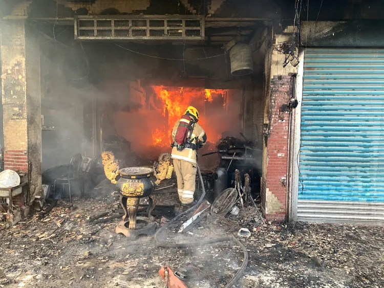學甲侯府天鳳宮11日火警，神像幾乎全燒毀。翻攝畫面
