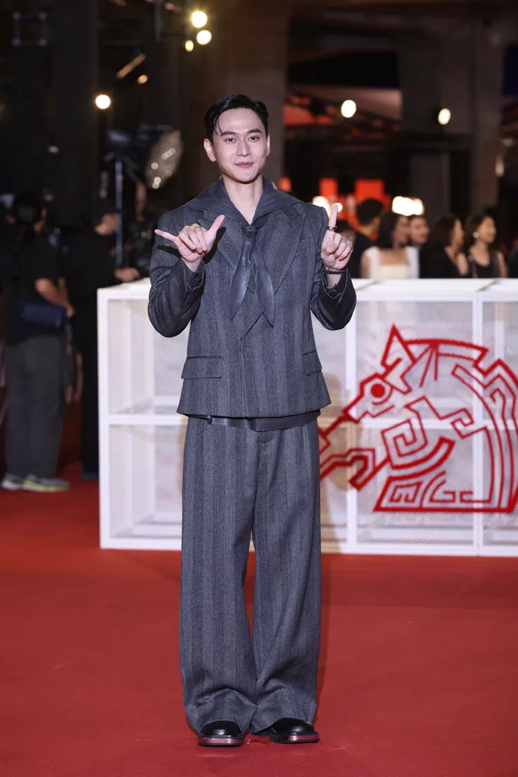 劉冠廷身著Emporio Armani經典灰色短版雙排釦西裝。攝影中心攝