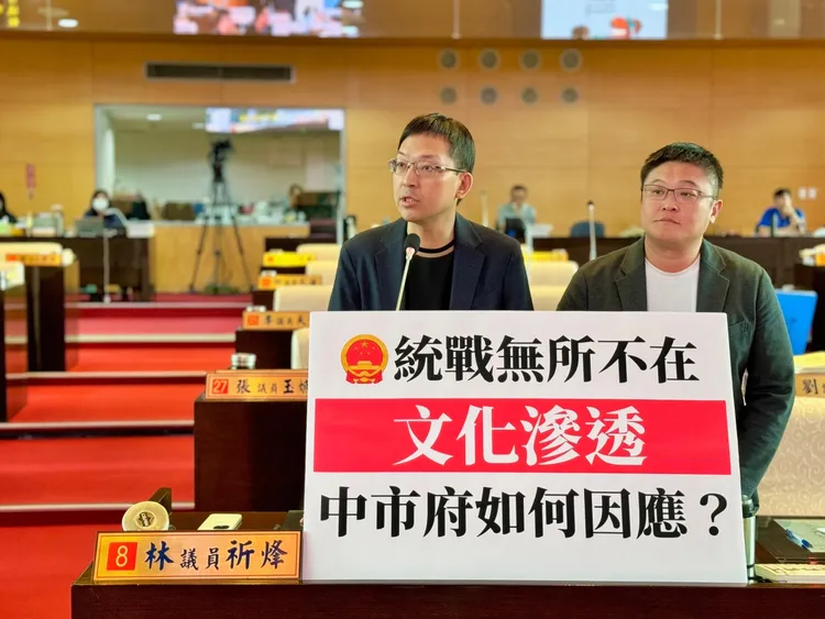 林祈烽（左）希望市府提出具體因應作為，不要下一代陷入繁簡錯亂、無所適從。林祈烽提供