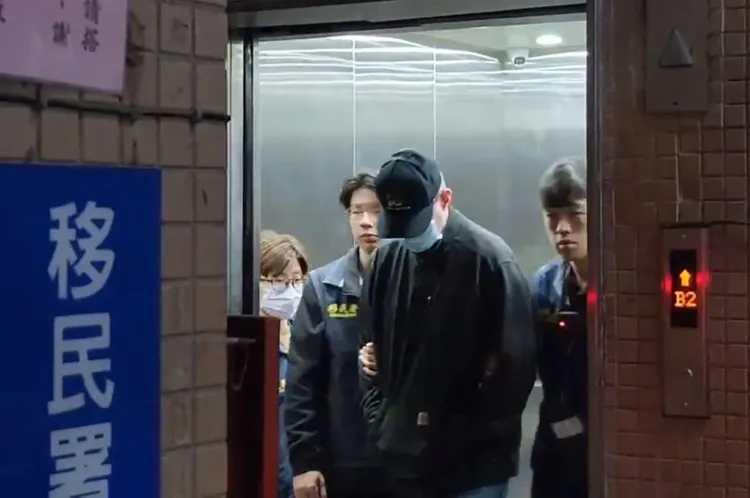 W男在詢問後被解送至機場。桃園市專勤隊提供