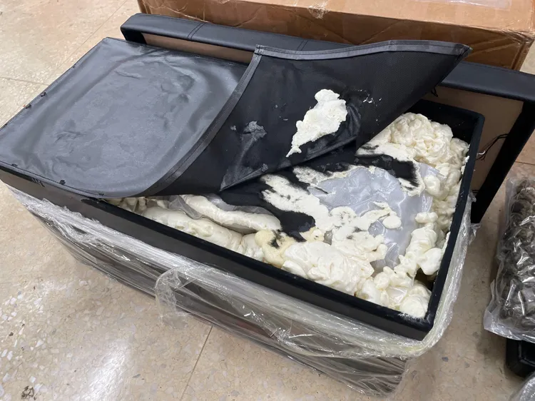大麻夾藏於家具包裹內。警方提供