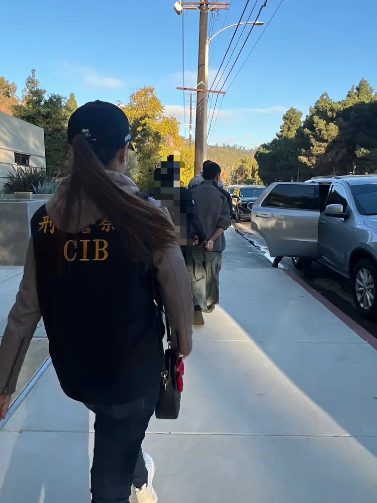 刑事局幹員赴美緝捕鍾男。警方提供