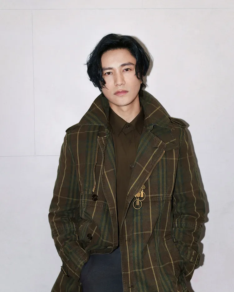 陳坤換上冬季秀款長版格紋棉質風衣。品牌提供