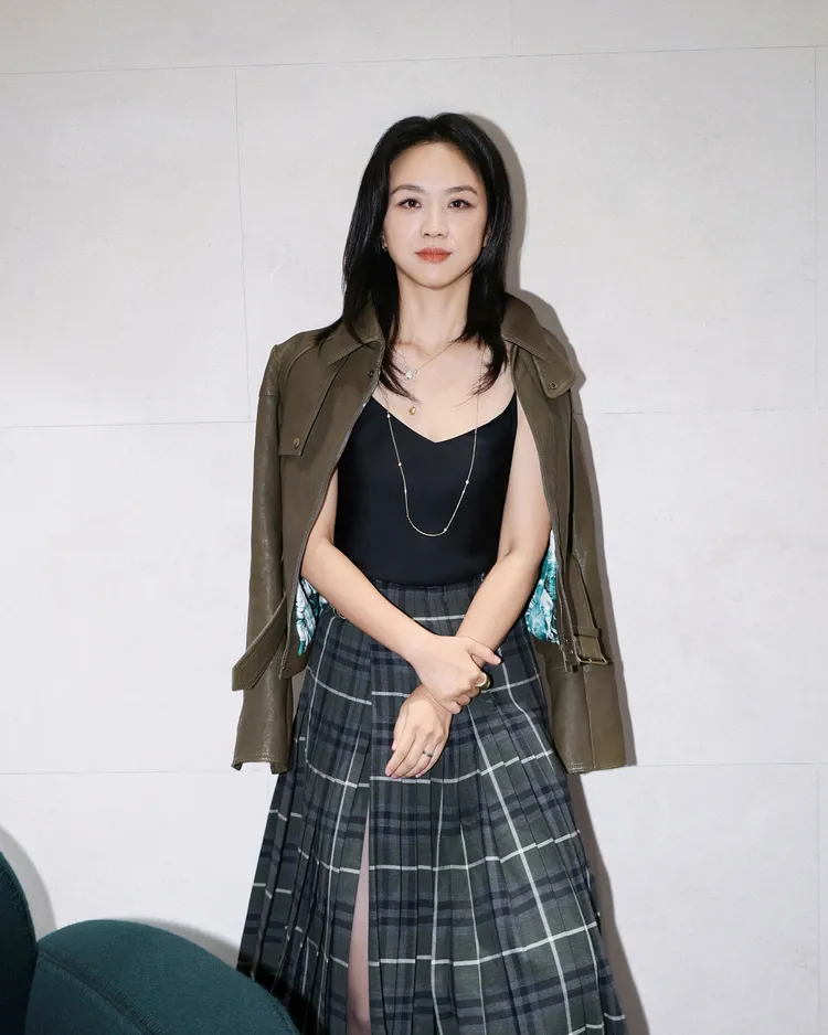 湯唯肩批皮革外套並搭配冬季秀款格紋長裙。品牌提供