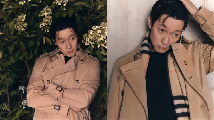 孫錫久穿著蜜金色長版Kensington Heritage風衣搭配格紋圍巾。品牌提供