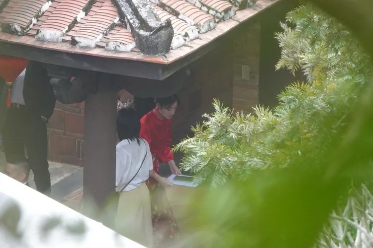 許惠瑜拿著流程表及手機，確認流程順暢。特勤中心攝