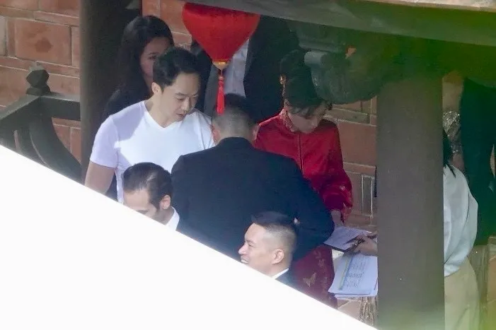 薄瓜瓜穿著白T與伴郎確認服裝儀容，許惠瑜（右）則在一旁打點婚禮相關事宜。特勤中心攝