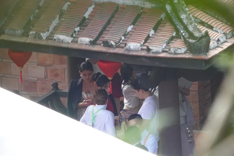 新娘許慧瑜（左）替薄瓜瓜加油打氣。特勤中心攝